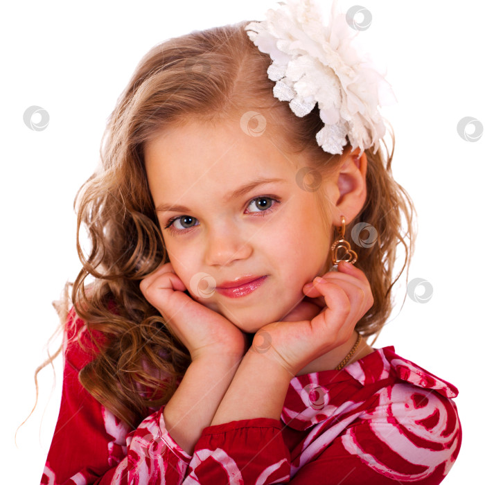 Скачать Портрет очаровательной маленькой девочки, смотрящей в камеру фотосток Ozero