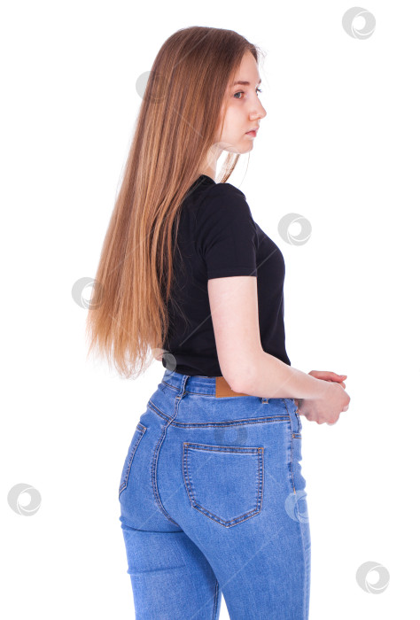 Скачать Женщина-брюнетка с волосами сзади, выделенными на белом фоне фотосток Ozero