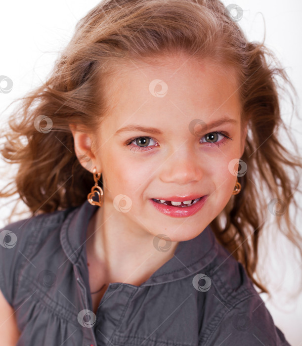 Скачать Портрет хорошенькой маленькой девочки фотосток Ozero
