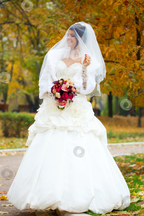 Скачать Портрет красивой улыбающейся невесты фотосток Ozero