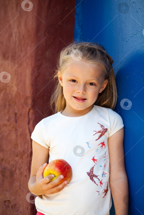 Скачать Маленькая счастливая девочка в летнем парке фотосток Ozero