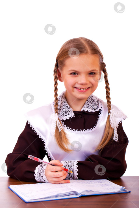 Скачать Молодая красивая школьница сидит за партой фотосток Ozero