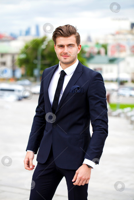 Скачать Портрет жизнерадостного бизнесмена фотосток Ozero