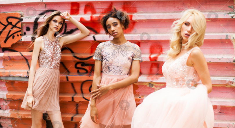 Скачать Уличная мода: три модели в розовых платьях фотосток Ozero