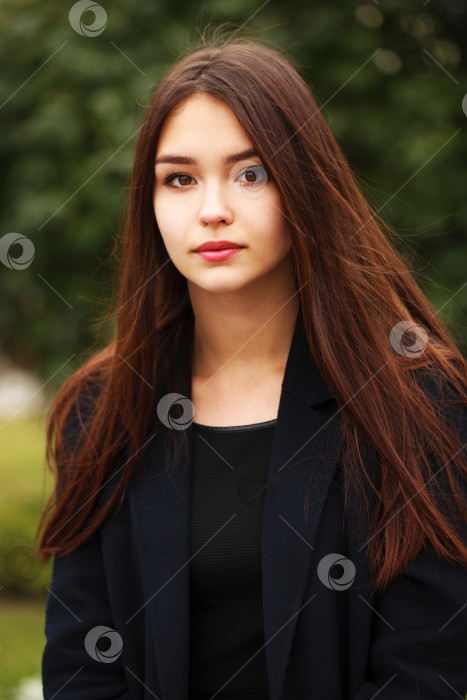 Скачать Молодая красивая брюнетка в осеннем парке фотосток Ozero