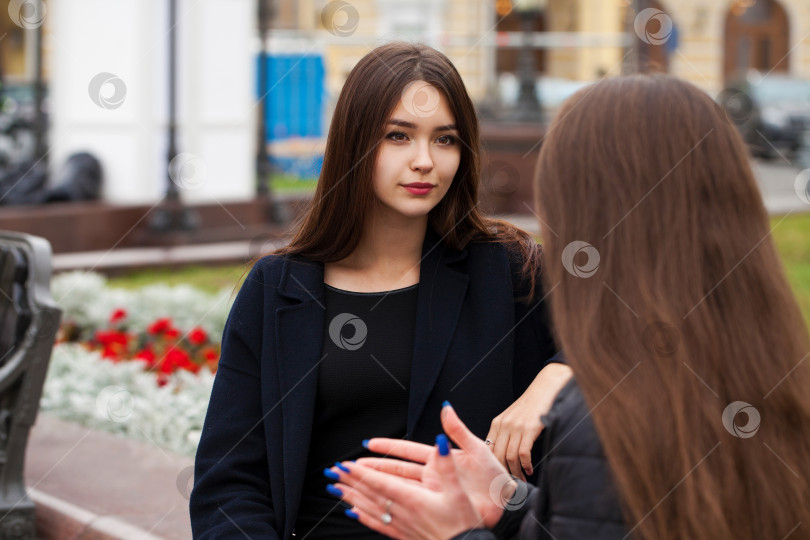 Скачать Два портрета молодой красивой девушки фотосток Ozero