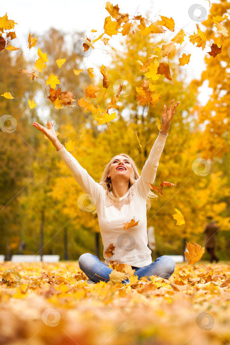 Скачать Молодая блондинка в синих джинсах фотосток Ozero