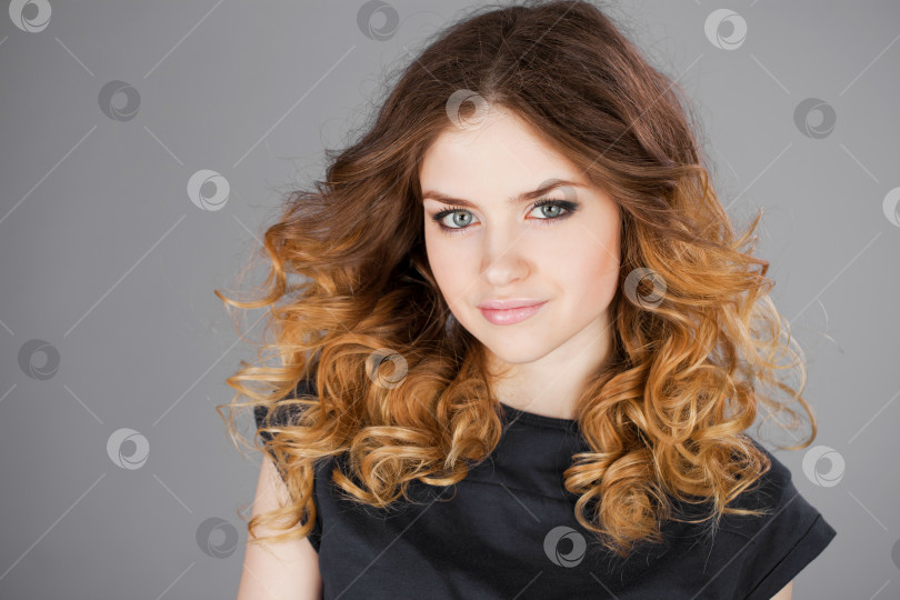 Скачать Красивый портрет молодой блондинки, выделенный на сером фоне фотосток Ozero