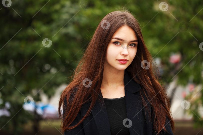 Скачать Молодая красивая брюнетка в осеннем парке фотосток Ozero