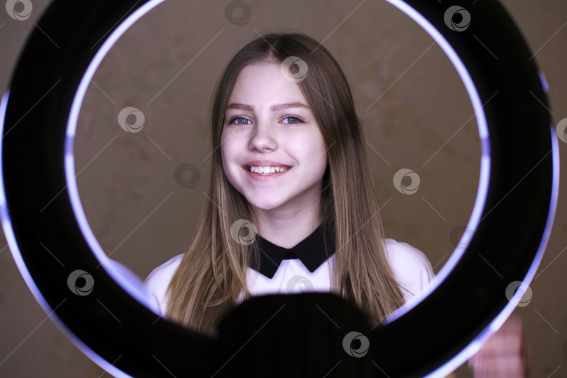 Скачать Счастливая Красивая Блондинка фотосток Ozero