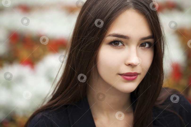 Скачать Портрет молодой красивой брюнетки крупным планом в осеннем парке фотосток Ozero