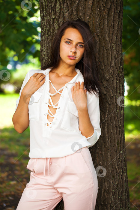 Скачать Молодая счастливая брюнетка в белой сексуальной блузке фотосток Ozero