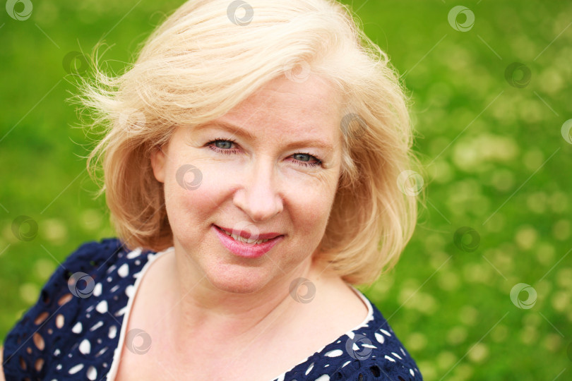 Скачать Портрет красивой пожилой женщины крупным планом фотосток Ozero