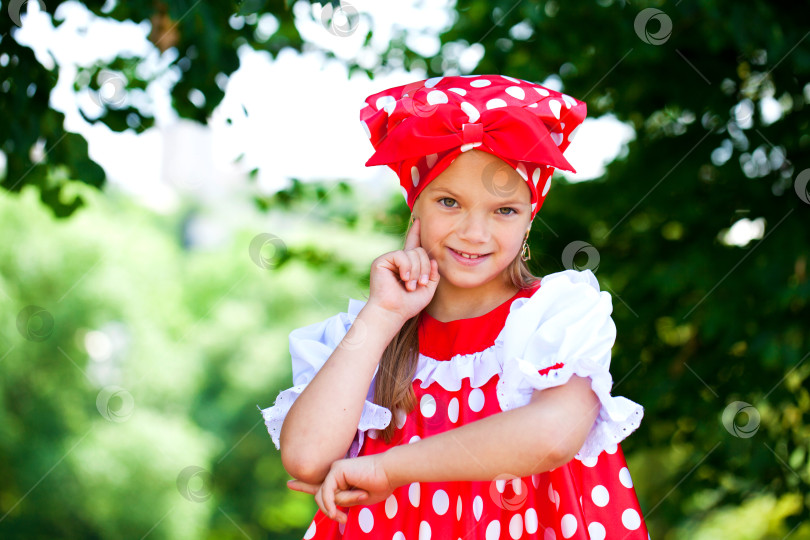 Скачать Портрет очаровательной маленькой девочки, смотрящей в камеру фотосток Ozero
