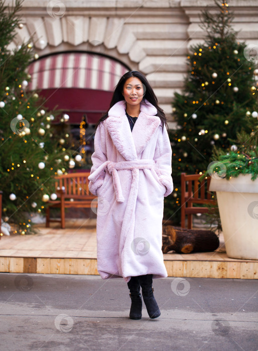 Скачать Счастливая азиатка в зимнем пальто из искусственного меха фотосток Ozero