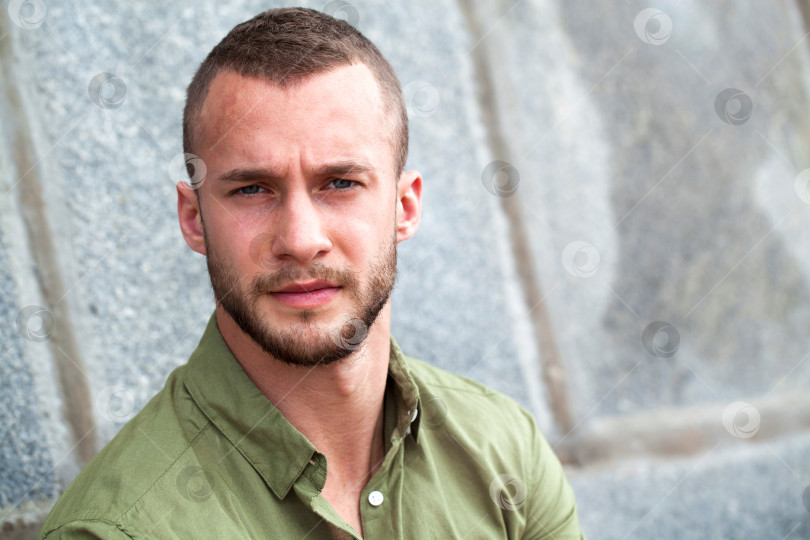 Скачать Портрет молодого человека крупным планом фотосток Ozero