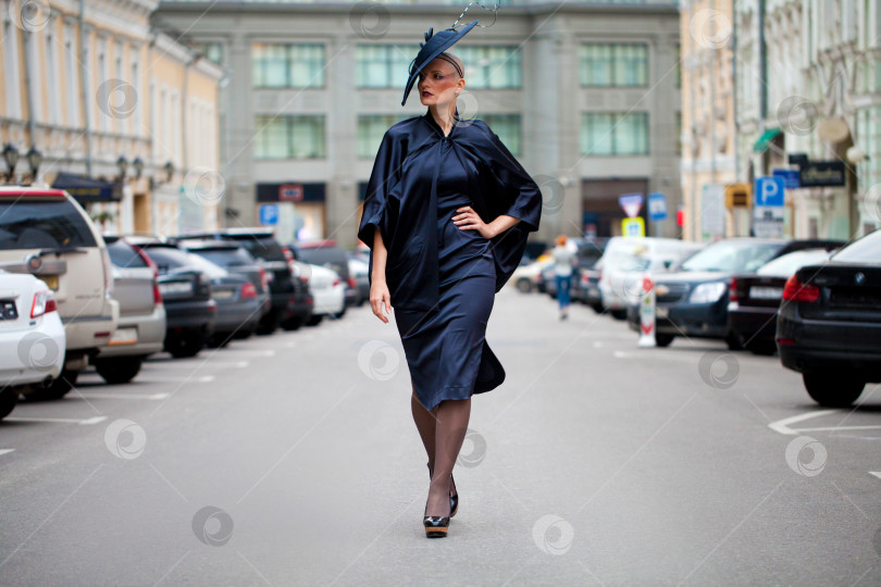 Скачать Молодая красивая модель в стильной дизайнерской одежде фотосток Ozero