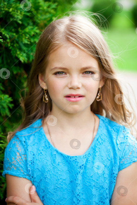 Скачать Портрет хорошенькой маленькой девочки крупным планом фотосток Ozero