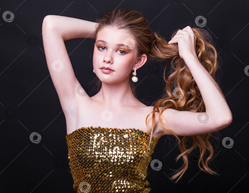 Скачать Портрет молодой красивой светловолосой девушки фотосток Ozero