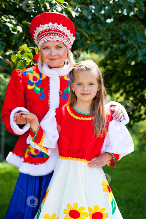Скачать Портрет матери и дочери в национальном русском костюме фотосток Ozero