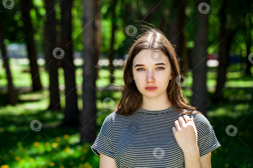 Скачать Портрет молодой красивой девушки крупным планом в летнем парке фотосток Ozero
