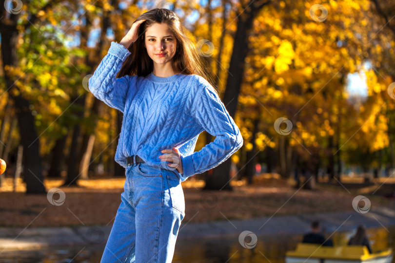 Скачать Портрет молодой девушки в синем свитере, осенний парк на открытом воздухе фотосток Ozero