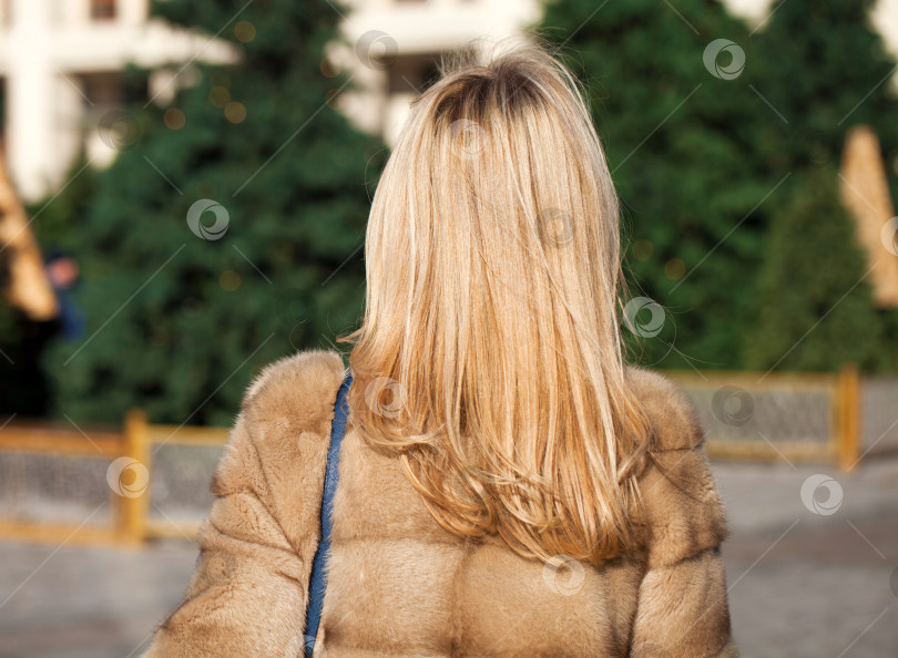 Скачать Модель со светлыми волосами. Молодая женщина, вид сзади фотосток Ozero