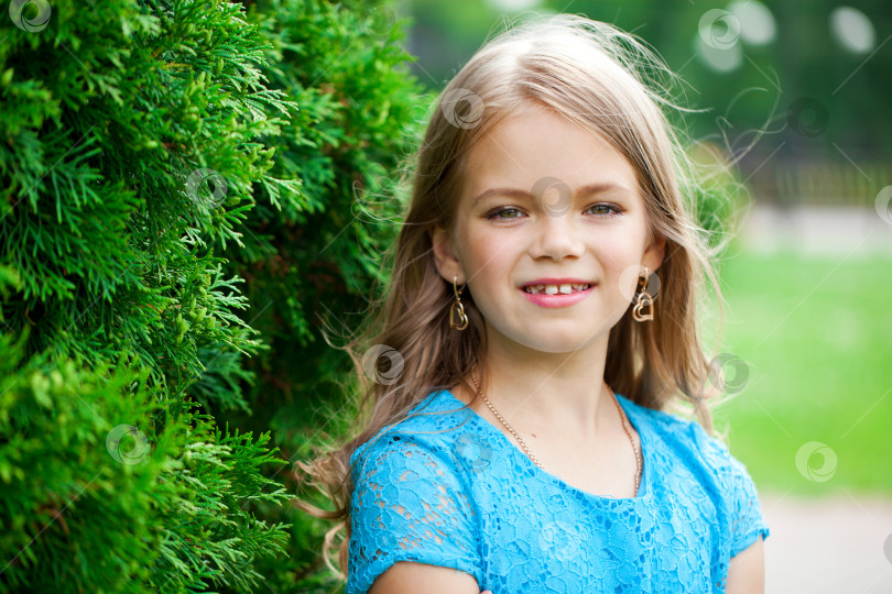 Скачать Портрет хорошенькой маленькой девочки крупным планом фотосток Ozero