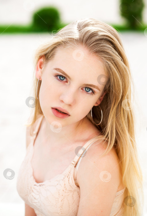 Скачать Портрет молодой красивой светловолосой девушки фотосток Ozero