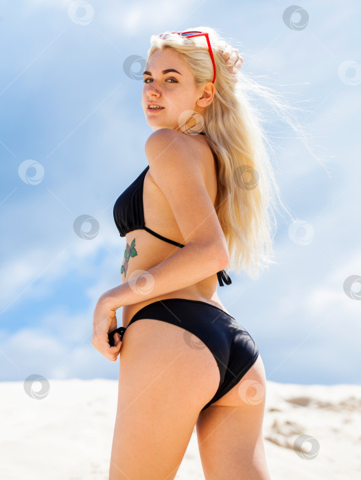 Скачать Портрет молодой красивой блондинки крупным планом в черном бикини фотосток Ozero