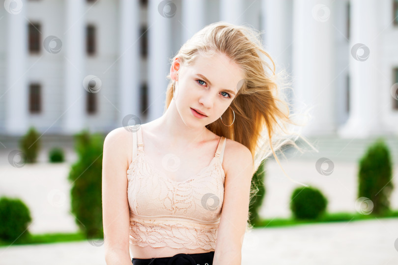 Скачать Портрет молодой красивой светловолосой девушки фотосток Ozero