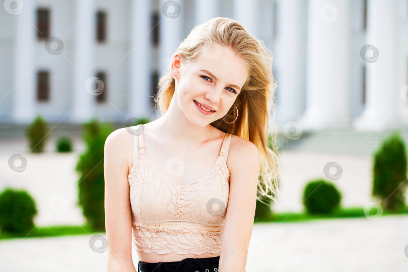 Скачать Портрет молодой красивой светловолосой девушки фотосток Ozero