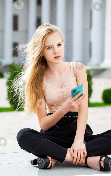 Скачать Портрет молодой красивой светловолосой девушки фотосток Ozero