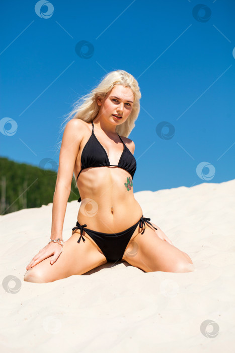 Скачать Портрет молодой красивой женщины в полный рост в черном бикини фотосток Ozero