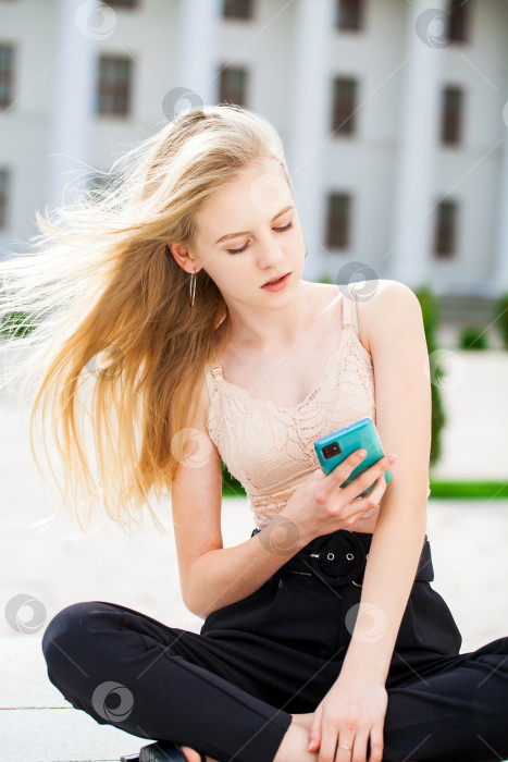 Скачать Портрет молодой красивой светловолосой девушки фотосток Ozero