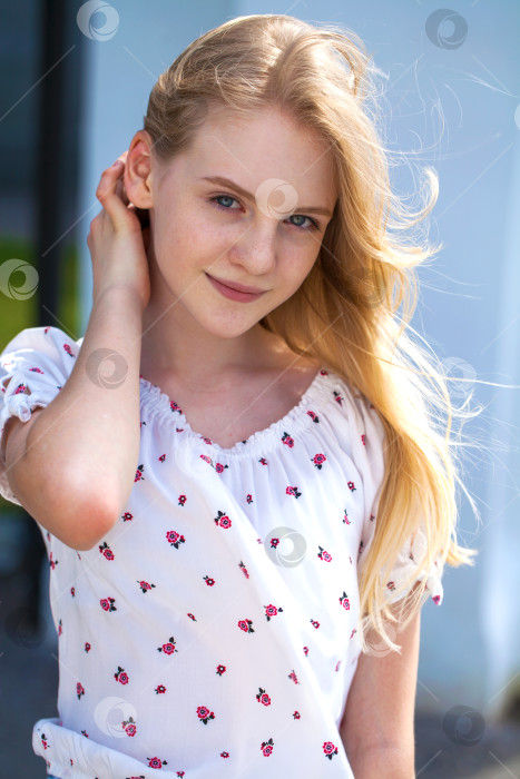 Скачать Портрет молодой красивой светловолосой девушки фотосток Ozero