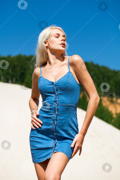 Скачать Красивая блондинка в синем джинсовом платье фотосток Ozero