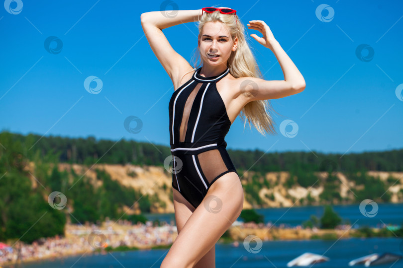 Скачать портрет молодой красивой женщины в черном бикини фотосток Ozero