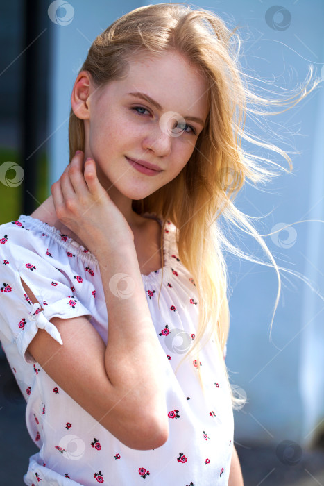 Скачать Портрет молодой красивой светловолосой девушки фотосток Ozero