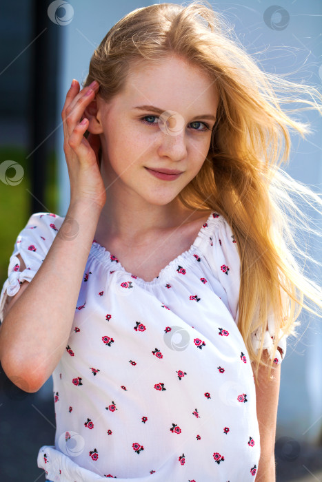 Скачать Портрет молодой красивой светловолосой девушки фотосток Ozero