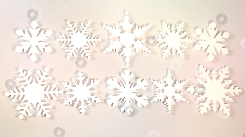 Скачать Праздничная зимняя поздравительная открытка и баннер для экрана, красивый рождественский и новогодний фон с различными узорами из снежинок, макет для оформления праздничной рекламы, шаблон для творчества и рисования фотосток Ozero