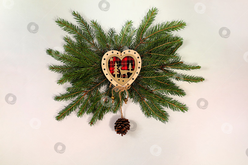 Скачать Красивое праздничное украшение, выделенное на ярком фоне, рождественский шаблон для дизайна, рождественская композиция и концепция Нового 2026 года, зимний баннер на экране, праздничный рекламный макет, фотосток Ozero