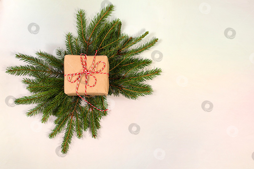 Скачать Красивый рождественский и новогодний фон с подарочной коробкой и живыми еловыми ветками, праздничная зимняя поздравительная открытка и баннер для экрана, макет для дизайна праздничной рекламы, концепция Сочельника, фотосток Ozero