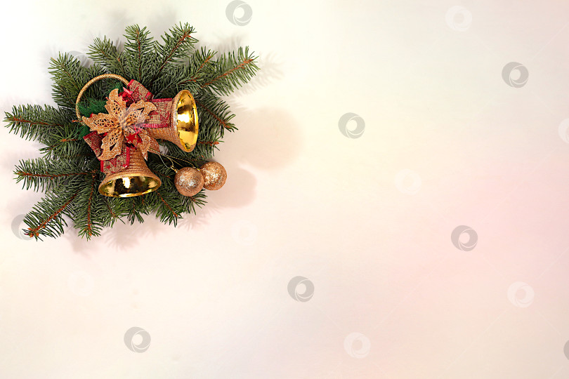 Скачать Красивое праздничное украшение, выделенное на ярком фоне, рождественский шаблон для дизайна, рождественская композиция и концепция Нового 2026 года, зимний баннер на экране, праздничный рекламный макет, фотосток Ozero