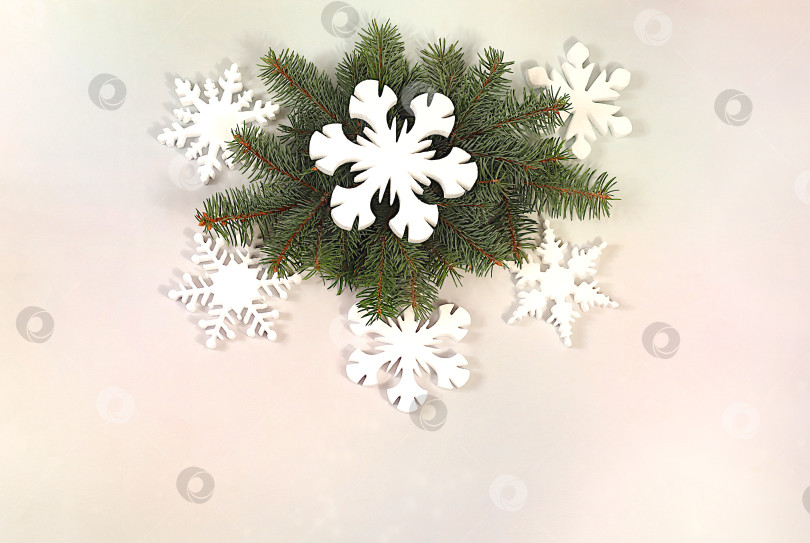 Скачать Праздничная зимняя поздравительная открытка и баннер для экрана, красивый рождественский и новогодний фон с разнообразными узорами из снежинок и живых еловых веток, макет для оформления праздничной рекламы, фотосток Ozero