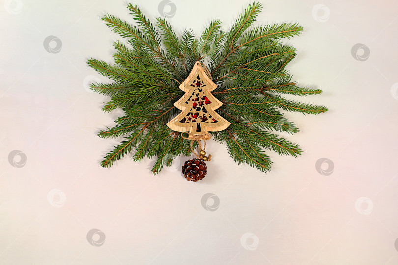 Скачать Красивое праздничное украшение, выделенное на ярком фоне, рождественский шаблон для дизайна, рождественская композиция и концепция Нового 2026 года, зимний баннер на экране, праздничный рекламный макет, фотосток Ozero