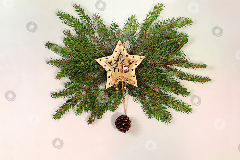 Скачать Красивое праздничное украшение, выделенное на ярком фоне, рождественский шаблон для дизайна, рождественская композиция и концепция Нового 2026 года, зимний баннер на экране, праздничный рекламный макет, фотосток Ozero