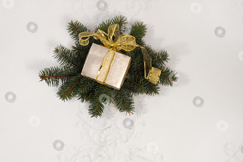 Скачать Красивый рождественский и новогодний фон с подарочной коробкой и живыми еловыми ветками, праздничная зимняя поздравительная открытка и баннер для экрана, макет для дизайна праздничной рекламы, концепция Сочельника, фотосток Ozero