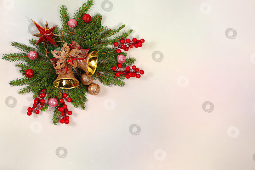 Скачать Красивое праздничное украшение, выделенное на ярком фоне, рождественский шаблон для дизайна, рождественская композиция и концепция Нового 2026 года, зимний баннер на экране, праздничный рекламный макет, фотосток Ozero