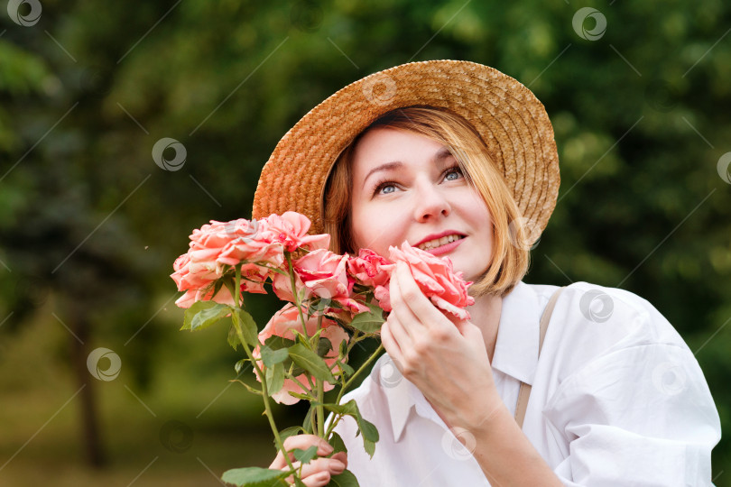 Скачать Девушка в соломенной шляпке в розовом саду фотосток Ozero